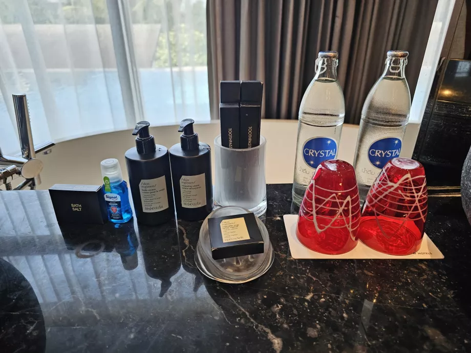 Vann og fasiliteter på badet