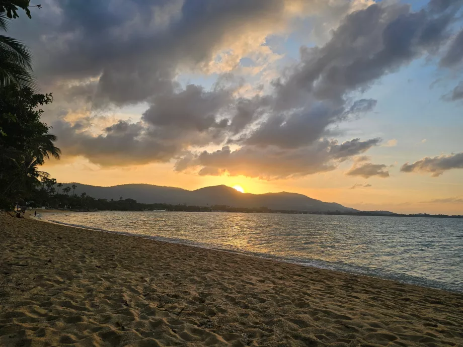 Solnedgang over øya - utsikt fra hotellstranden