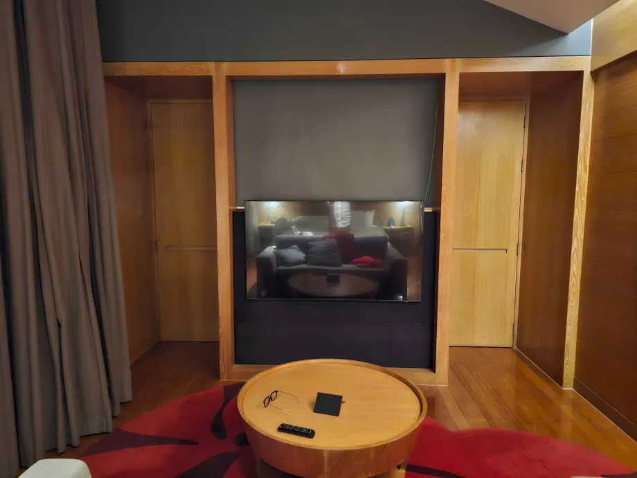 Rom med lukket dør som skiller gangen og badet fra hverandre