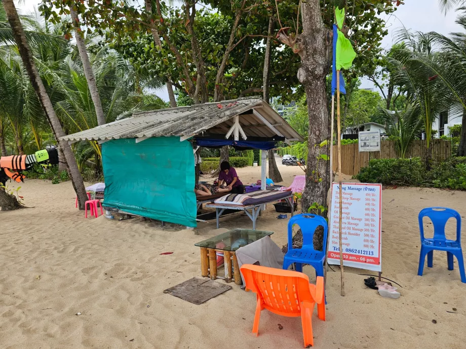 Massasje på stranden ved hotellet