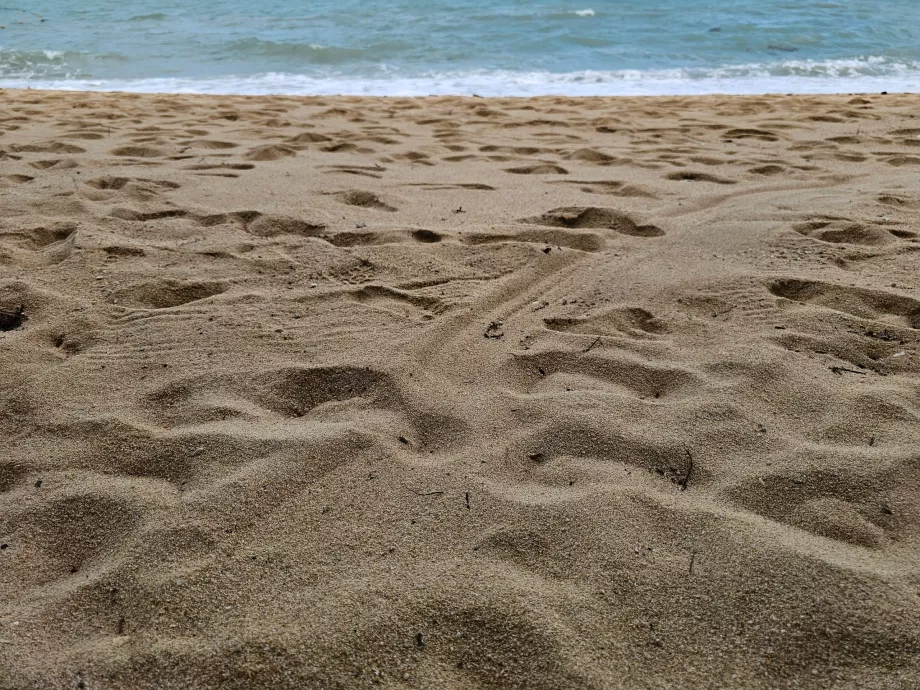Grovere sand på hotellstranden