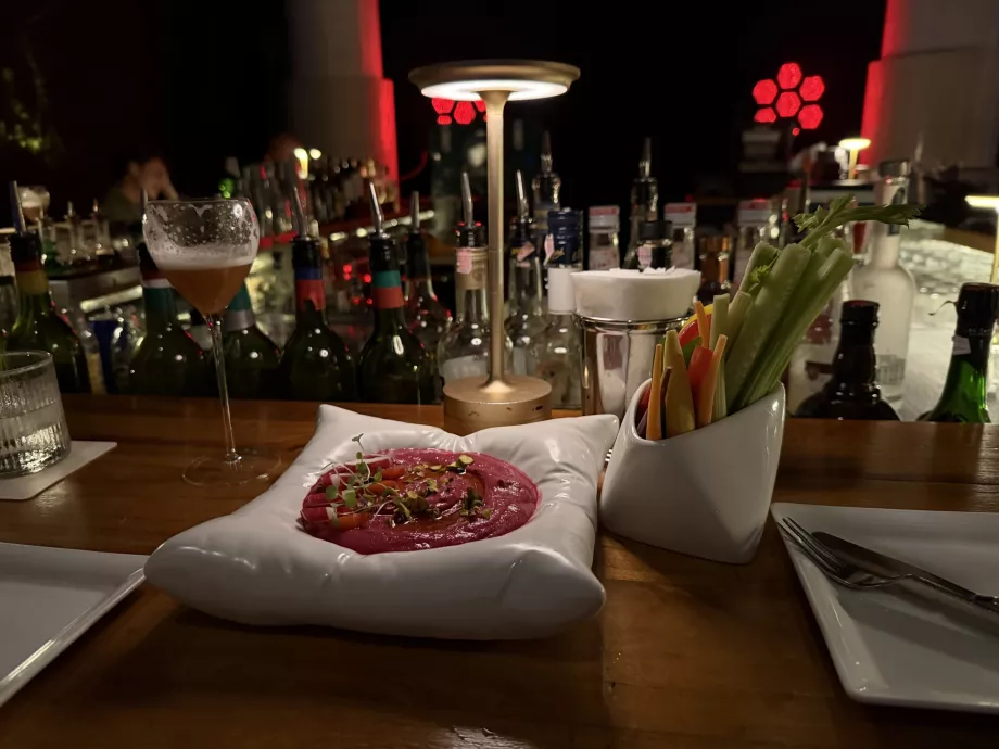 Hummus med rødbeter i WooBar