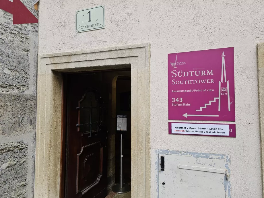 Inngangen til det sørlige tårnet