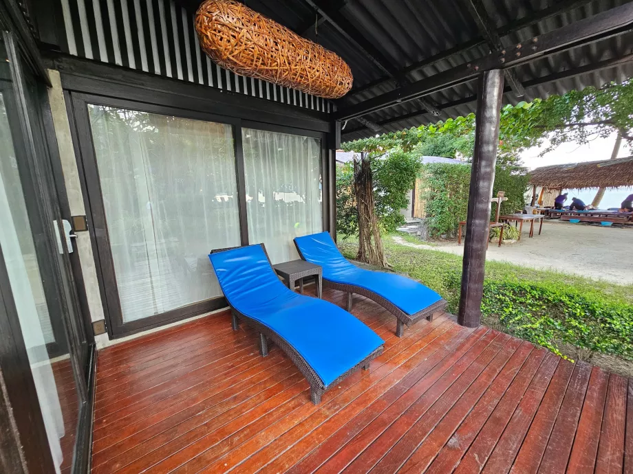 Solsenger foran vår suite med ett soverom