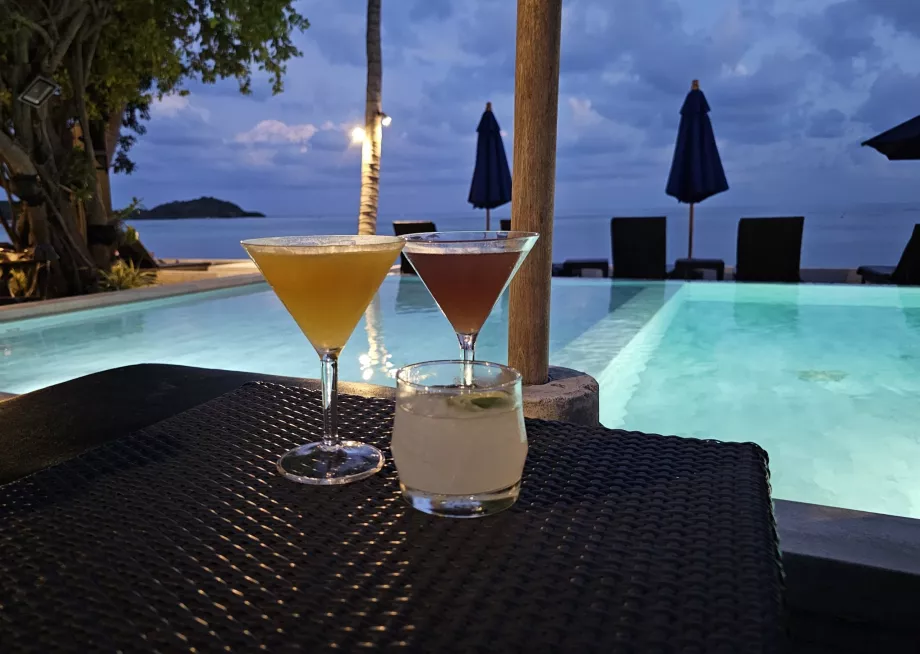 Drinker ved bassenget