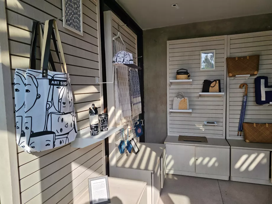 Liten suvenirbutikk i resepsjonen