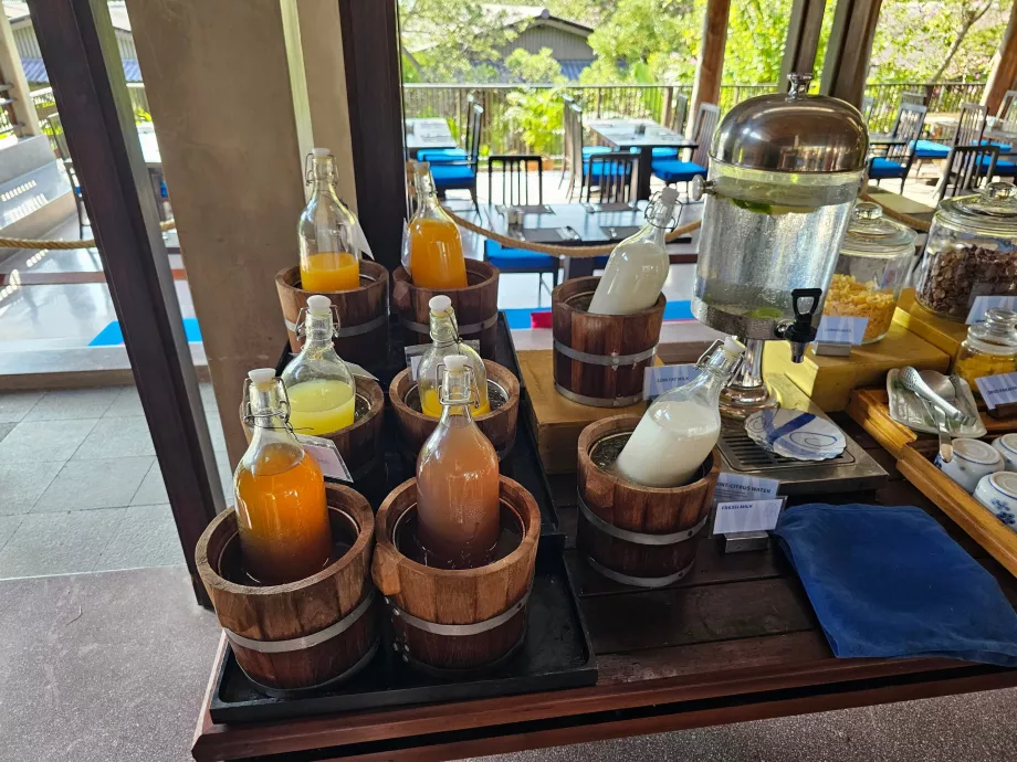 Frokost - juice, vann og melk