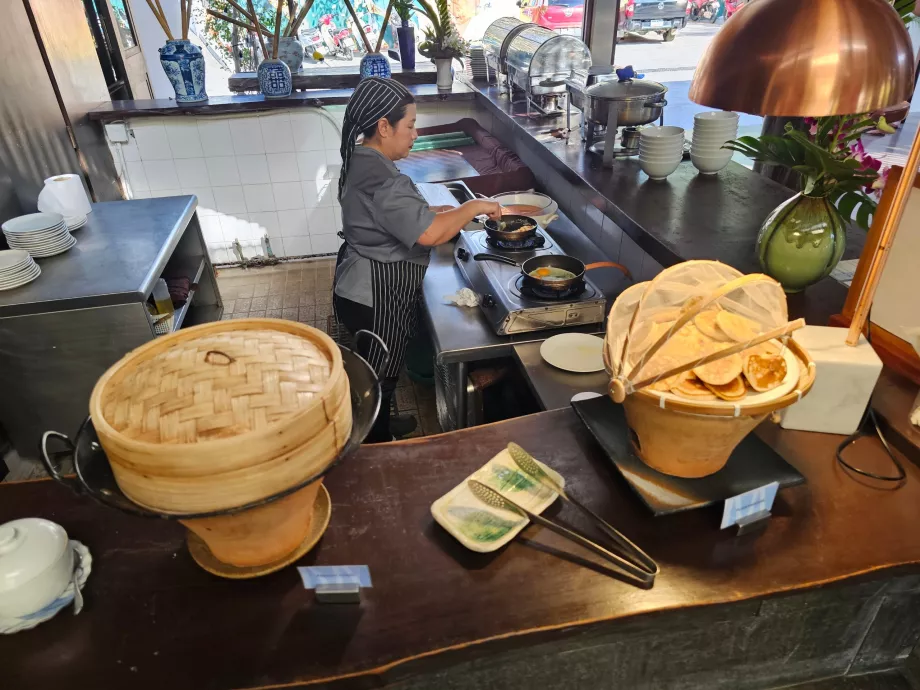 Frokost - pannekaker og tilberedning av egg