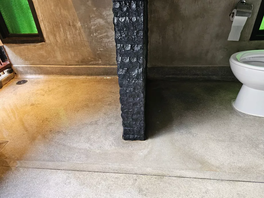 Vannet fra dusjen renner ned i toalettet