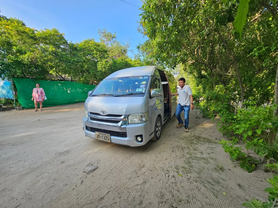 Minibuss for transport fra hotellet til kaien