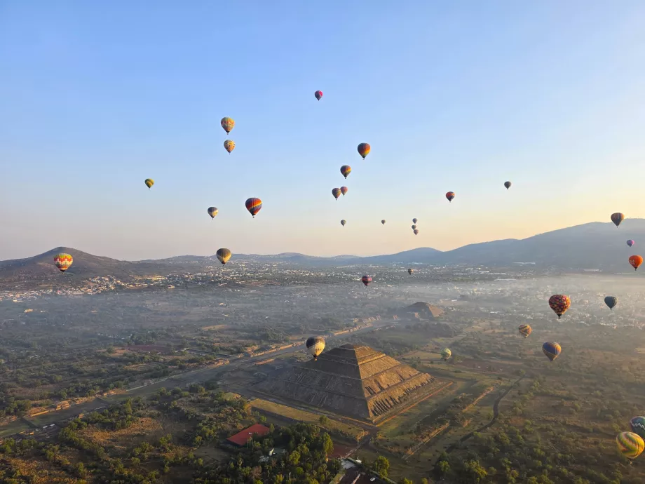 Ballongflyvning over pyramidene i Teotihuacán