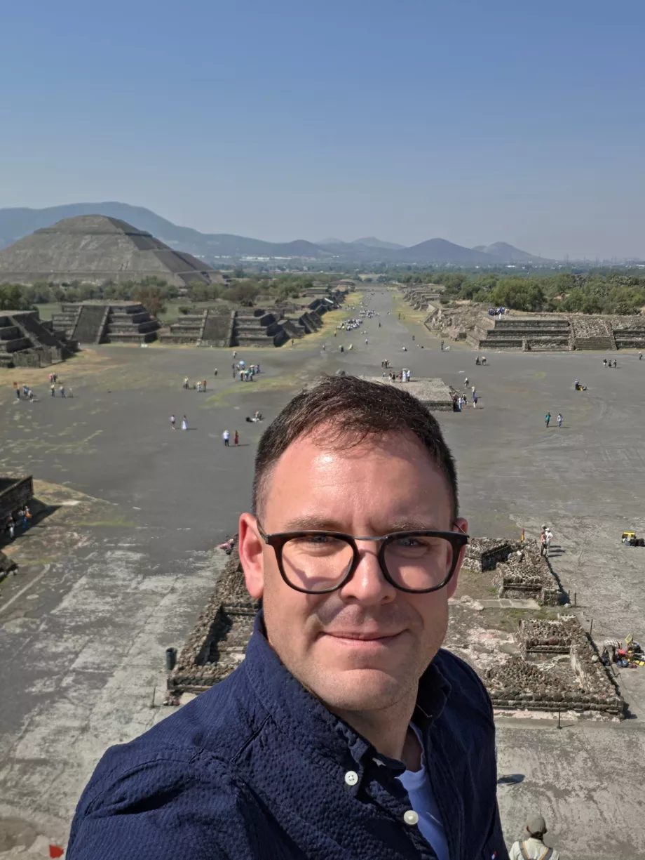 Jeg ved pyramidene i Teotihuacán