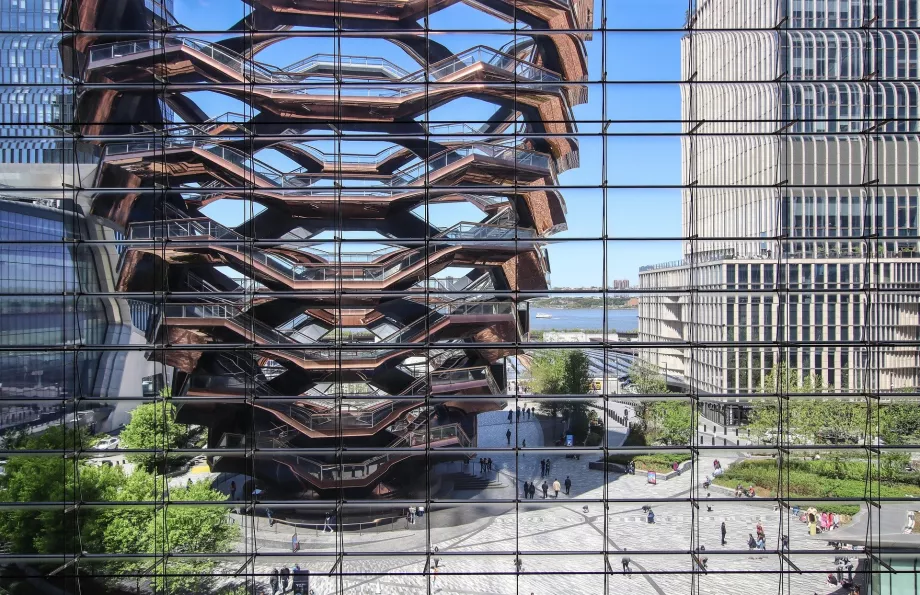 Skipet sett fra skyskraperen The Edge