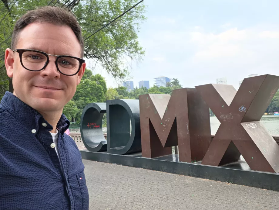 Jeg foran skiltet "CDMX"