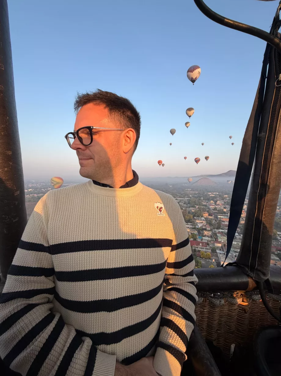 Jeg i en ballong over pyramidene