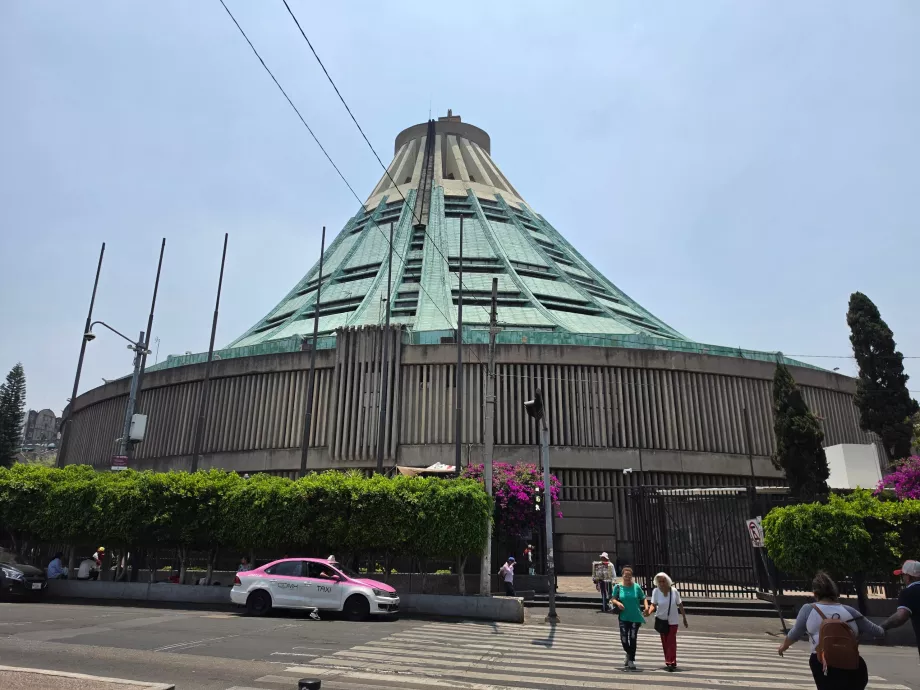 Utsikt over basilikaen fra baksiden