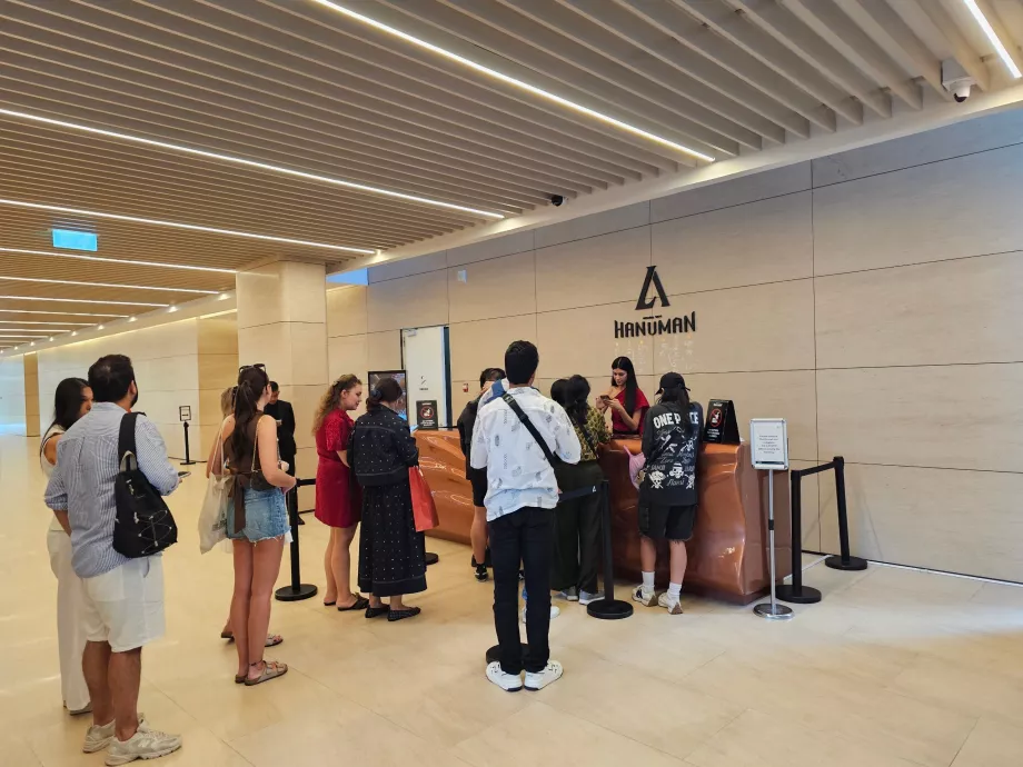 Akara Sky Hanuman - Resepsjon i kjelleren