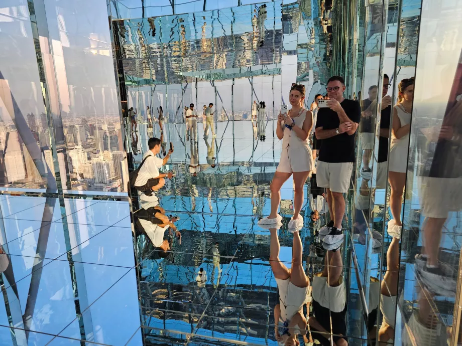 Akara Sky Hanuman - Vi i rommet Bangkok Refleksjon