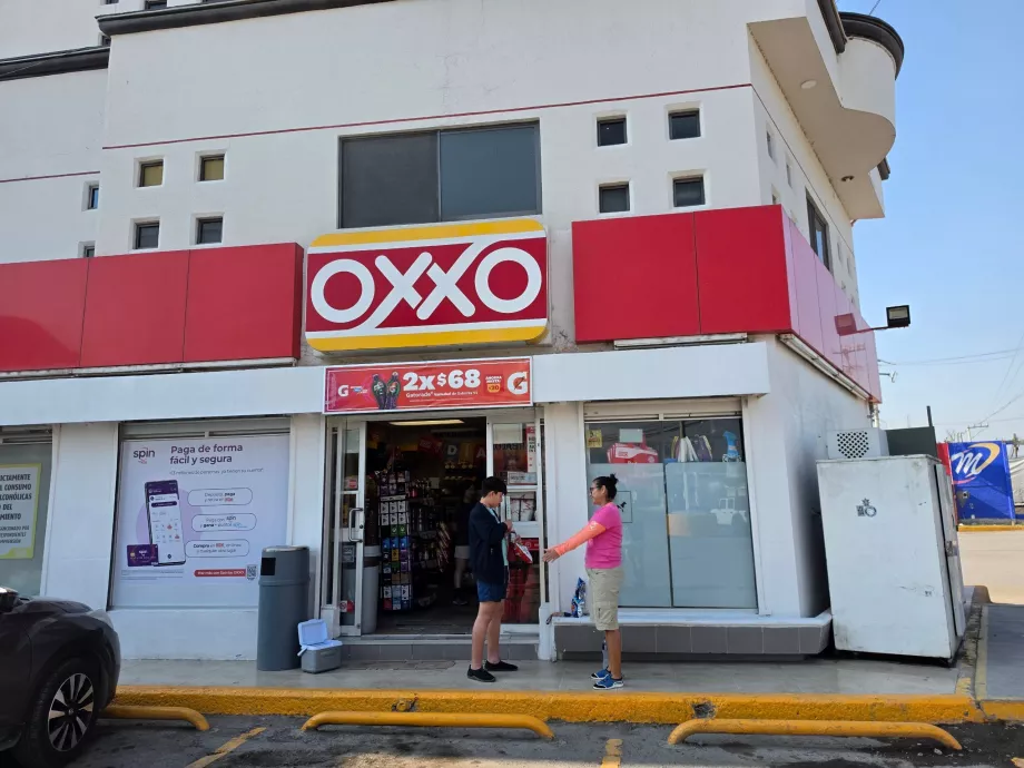 På motsatt side ligger Oxxo minimarkedet