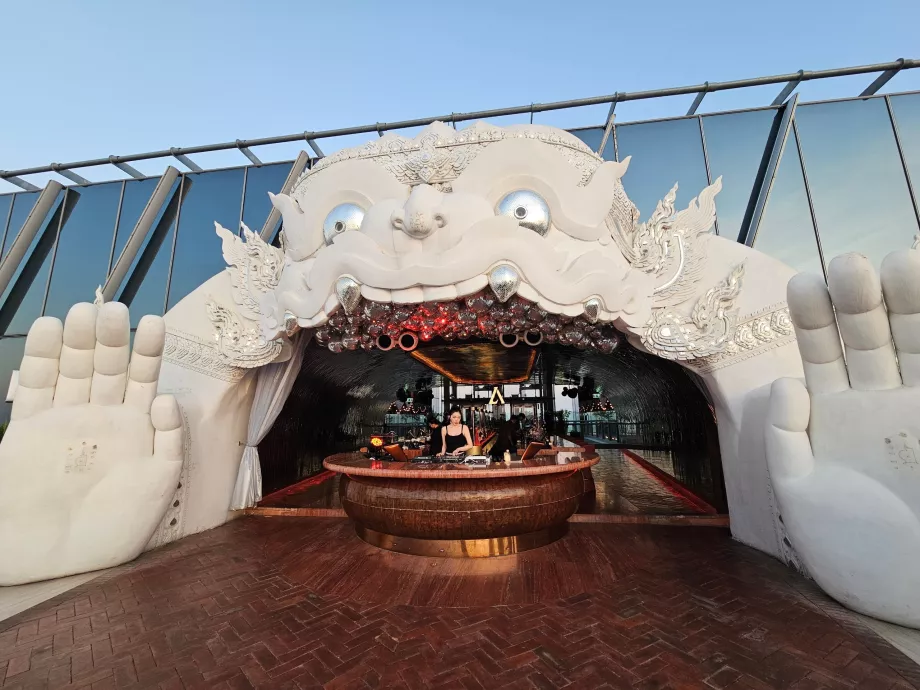 Akara Sky Hanuman - den ikoniske inngangen til terrassen