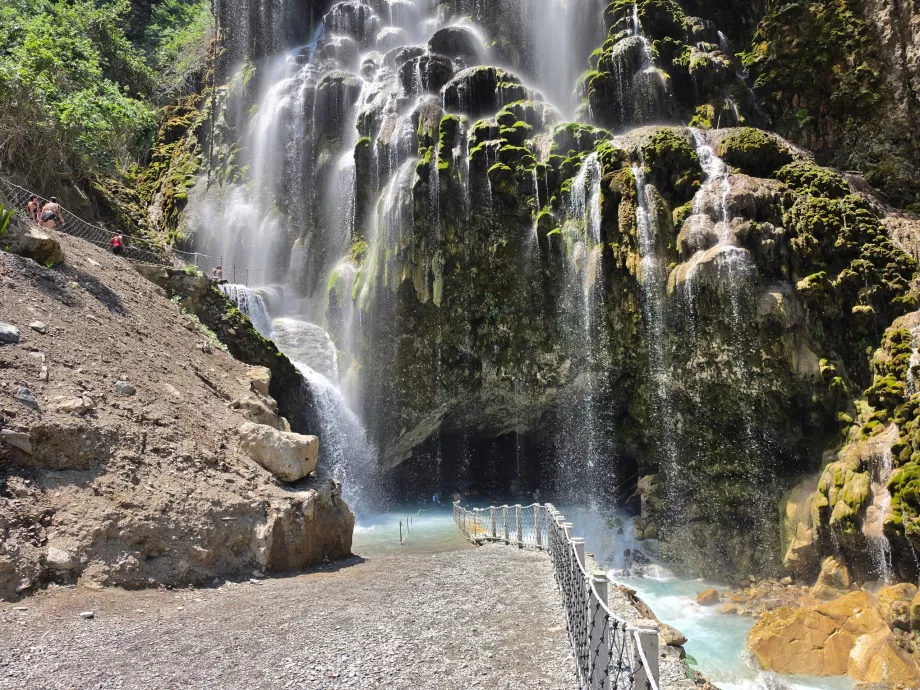 Foss og inngang til en stor, åpen grotte