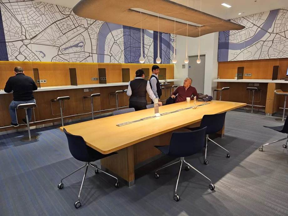 Arbeidsstasjoner og skrivebord