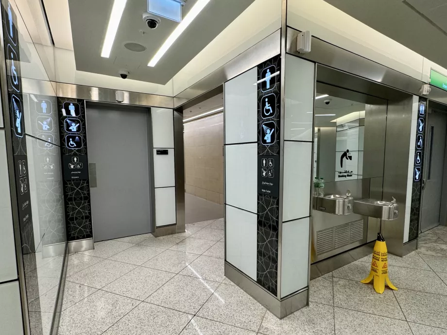 Dusjer, toaletter og drikkevannsdispenser