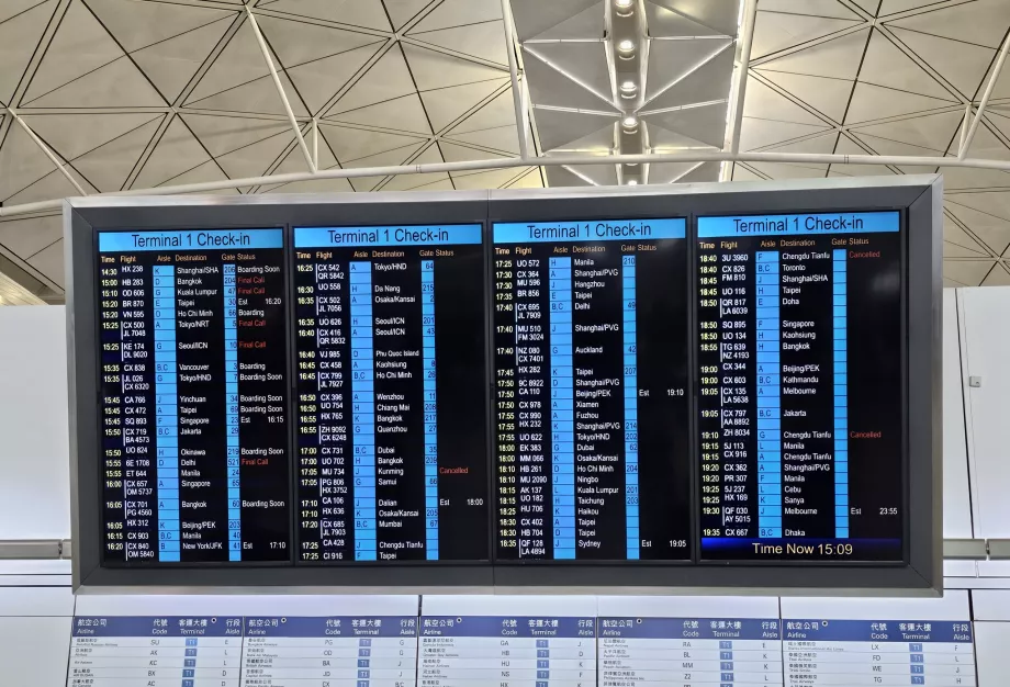 Avgangstavler på HKG lufthavn