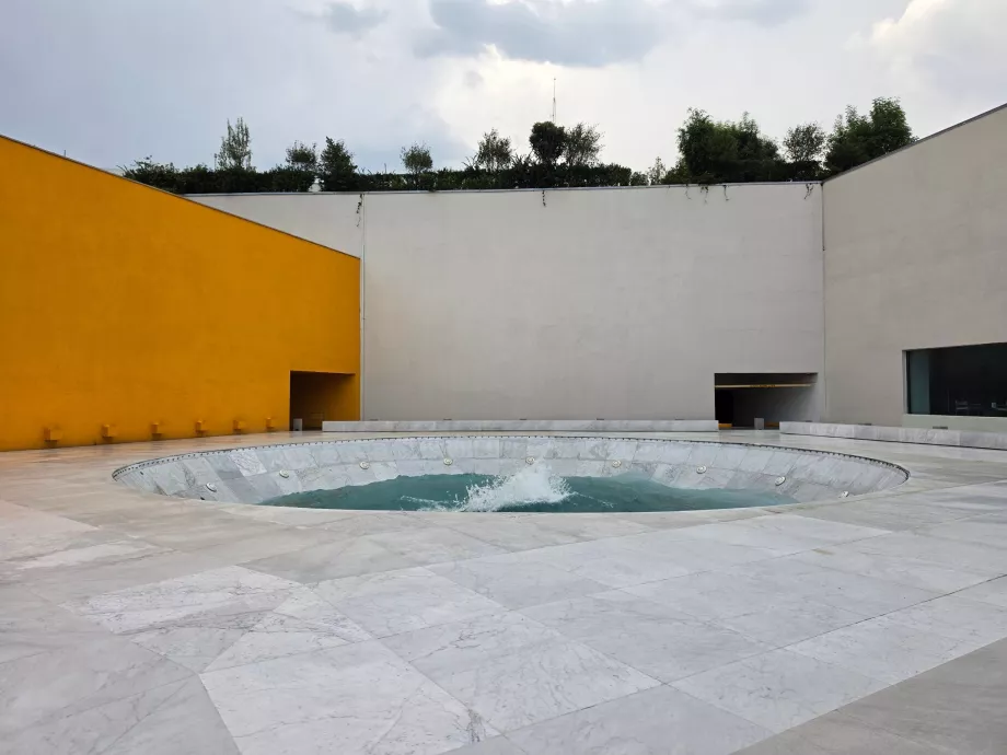 Fontene foran hotellet