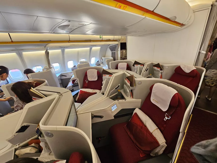 Et par seter i midten