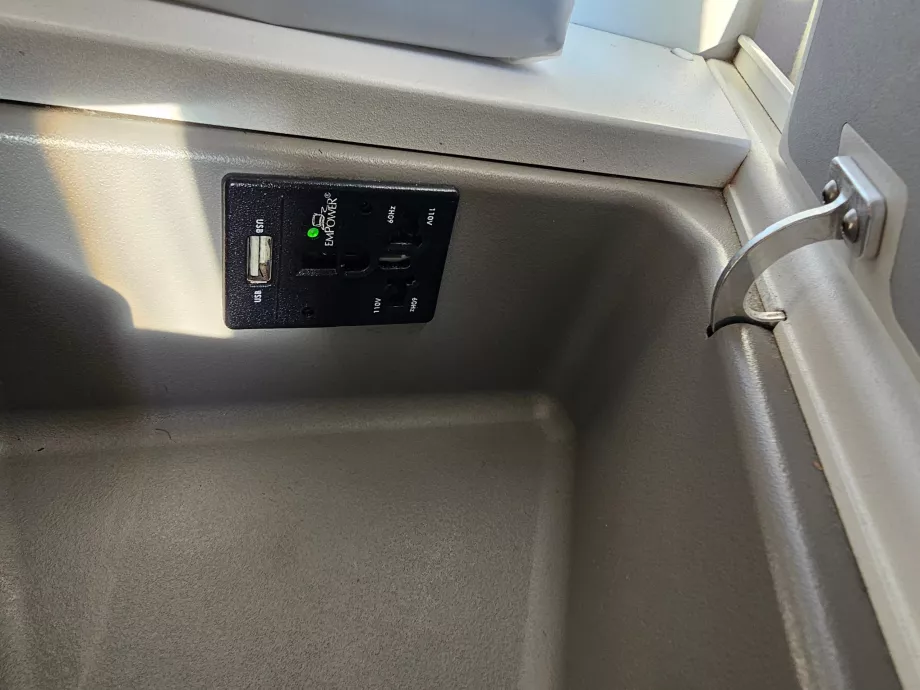 Stikkontakt og USB-kontakt