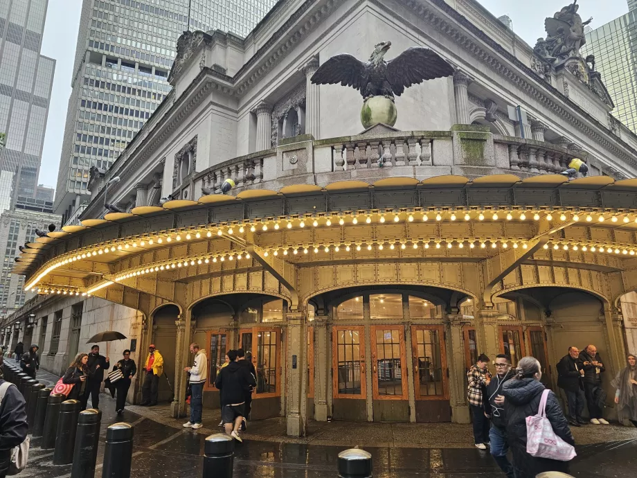 Ørnestatue over inngangen