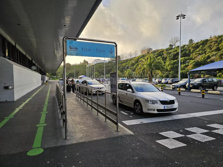 Taxiholdeplass rett foran ankomsthallen