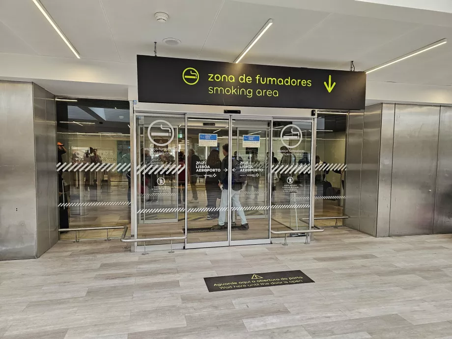 Røykesalong i transittområdet på Lisboa lufthavn