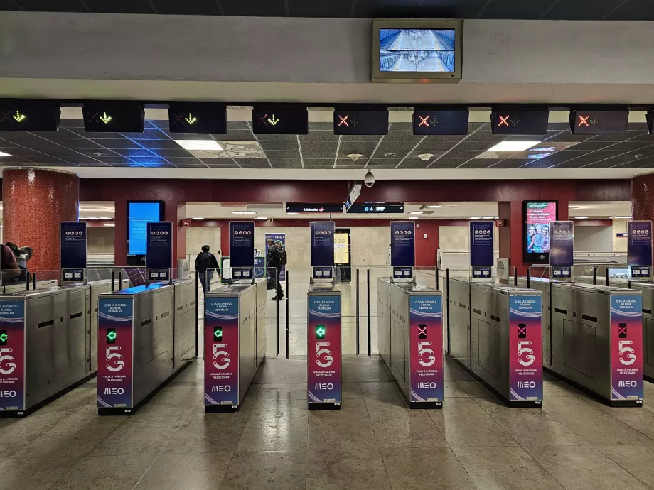 Turnstiles for å komme inn på metrostasjonen