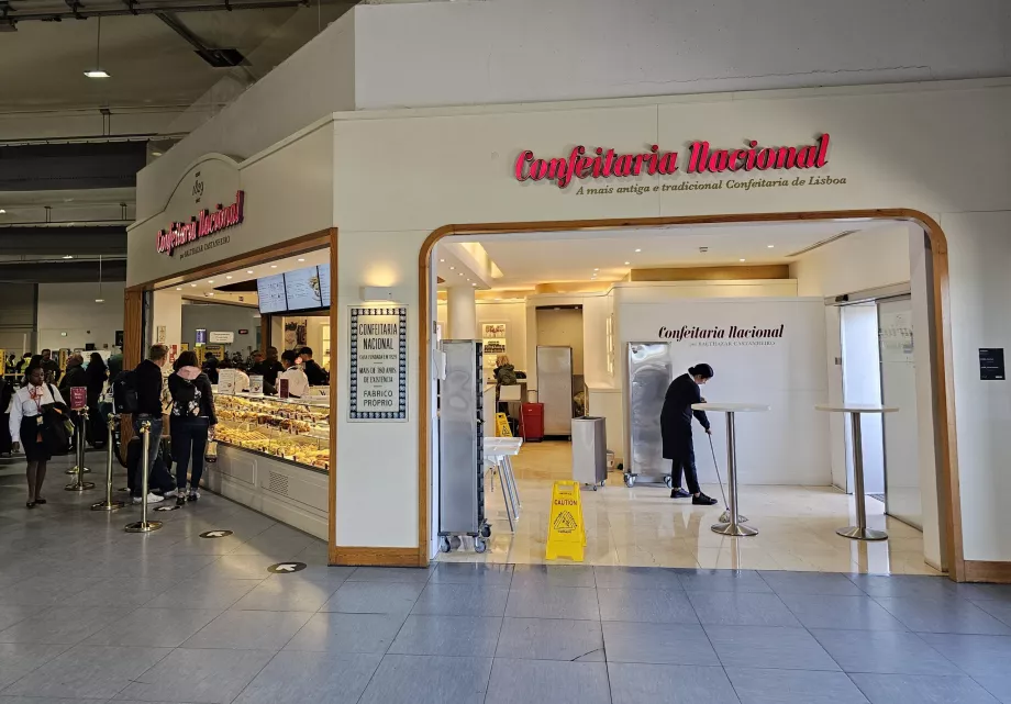 Den eneste kafeen i det offentlige området i Terminal 2