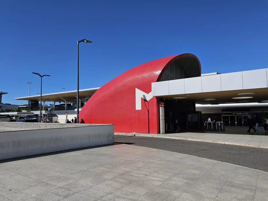 T-banestasjon foran Terminal 1