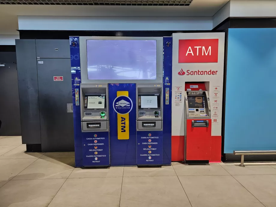 Minibanker i ankomsthallen i Terminal 1