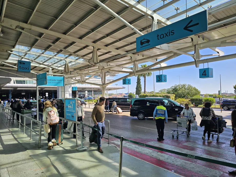 Drosjeholdeplass foran Terminal 1