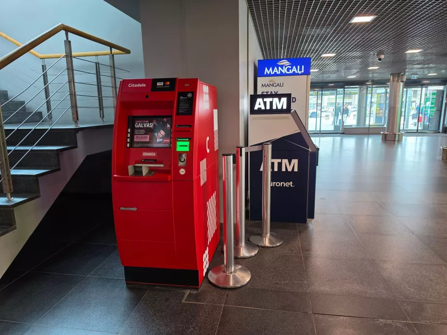 Minibanker i ankomsthallen