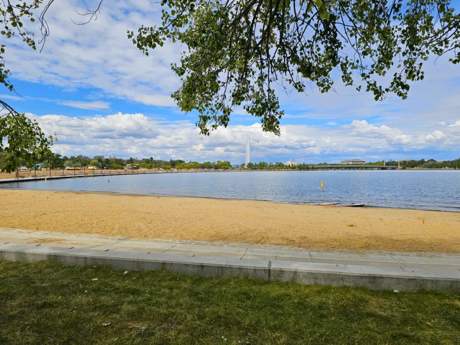 Strand ved innsjøen