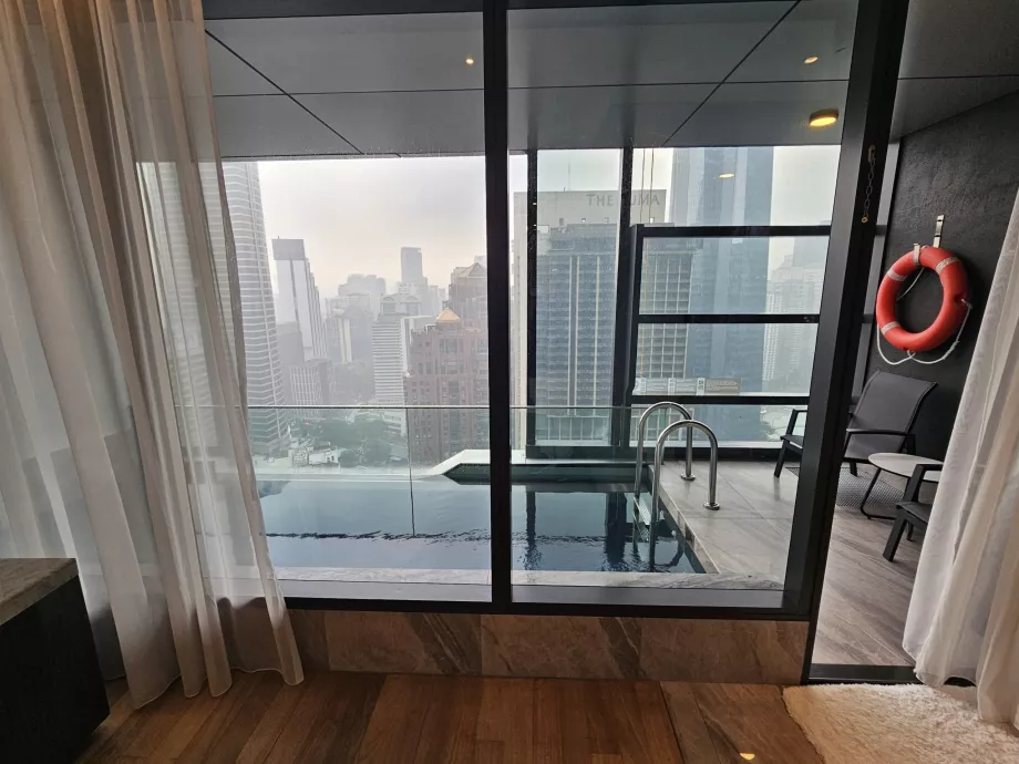 Utsikt over bassenget fra rommet