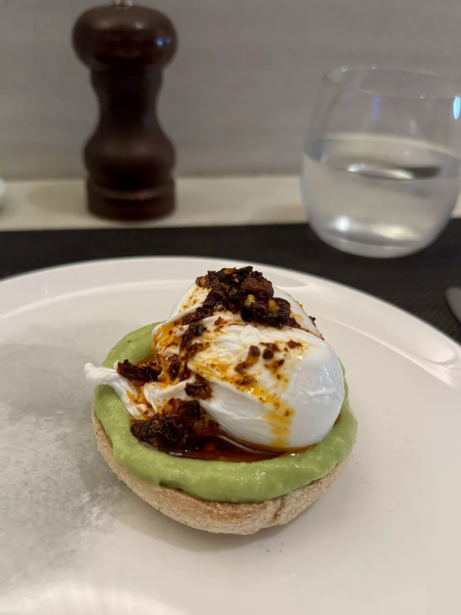 Avokado toast med egg og chili