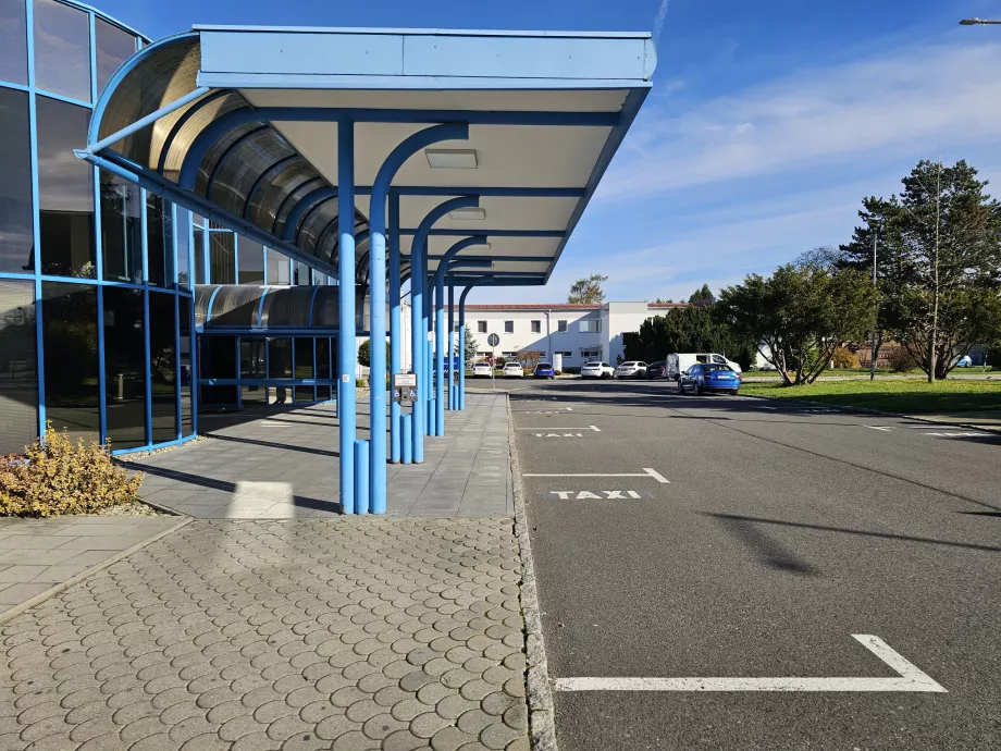 Drosjeholdeplass foran ankomsthallen