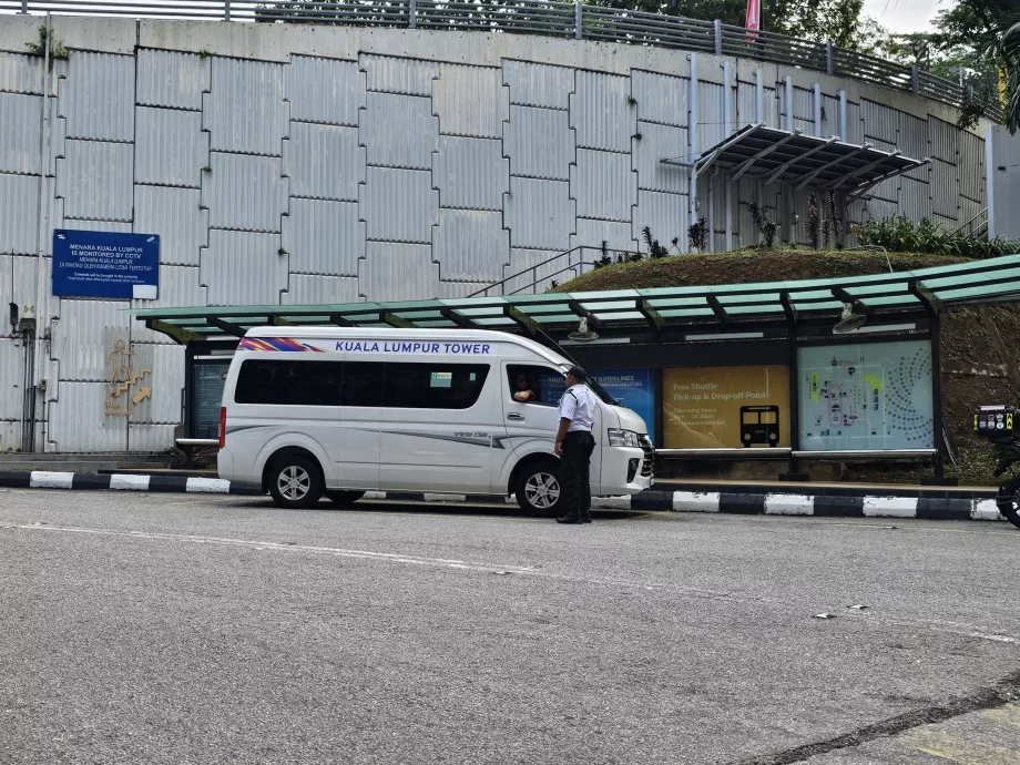 Shuttlebuss fra inngangen til Menara Tower