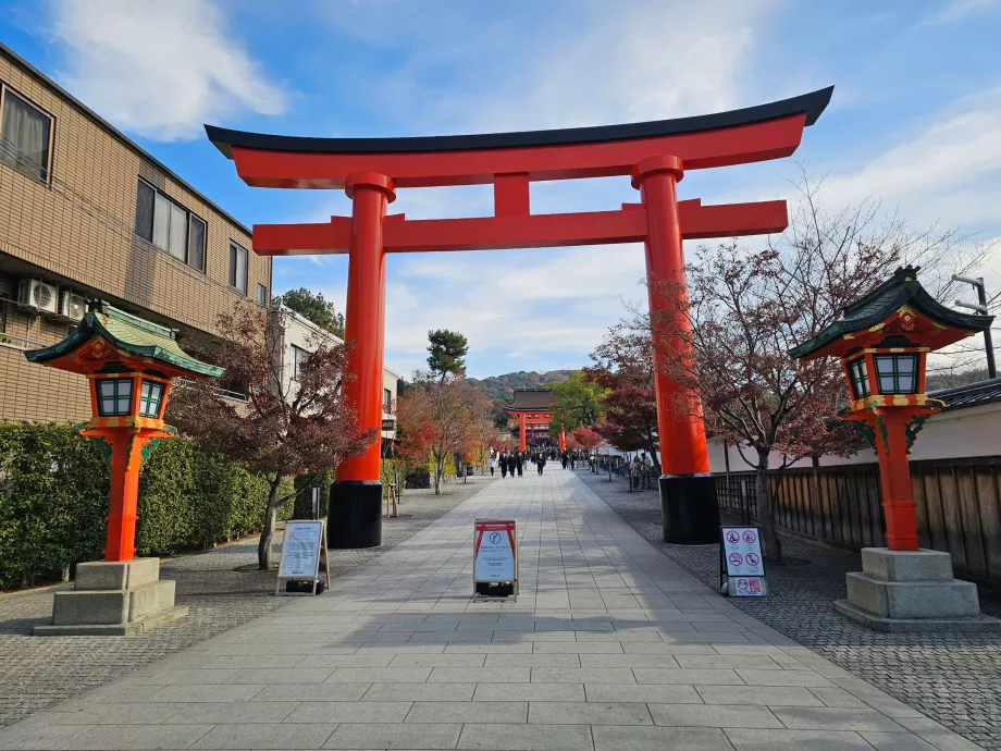 Inngangssone for fotgjengere fra togstasjoner