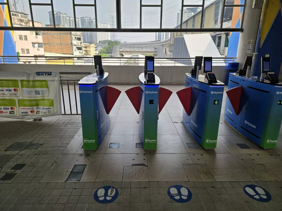 Turnstiles på KTM-togstasjonene