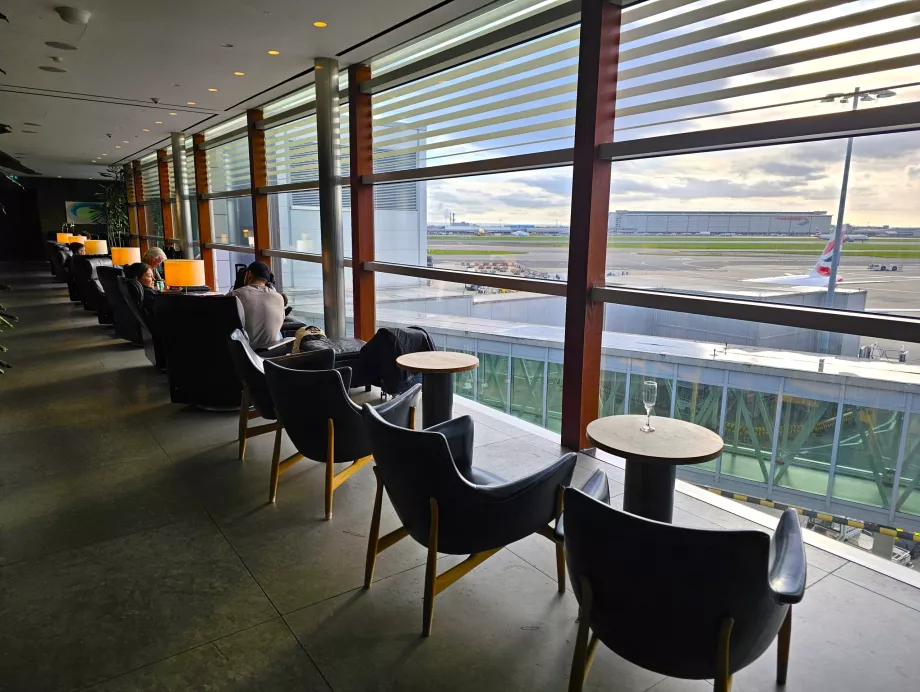 Lenestoler med utsikt over asfalten