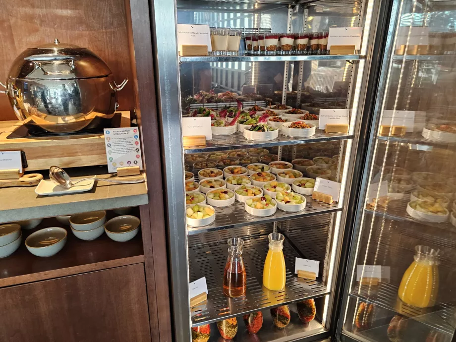 Frukt, panna cotta, juice og grønnsakssalater