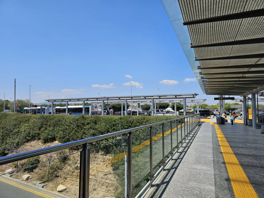 Veien til bussholdeplassene (til venstre)